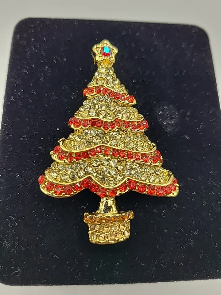 Impresionante broche de árbol de Navidad decorado con diamantes de imitación en tono dorado  Foto 2 de 4