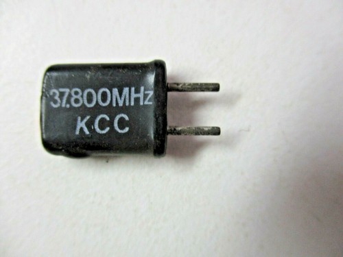 K.C.C. Radio Crystal 37,800 MHz 1mm / 0,04in X długość 6mm X 5mm Rozstawowe przewody Vtg