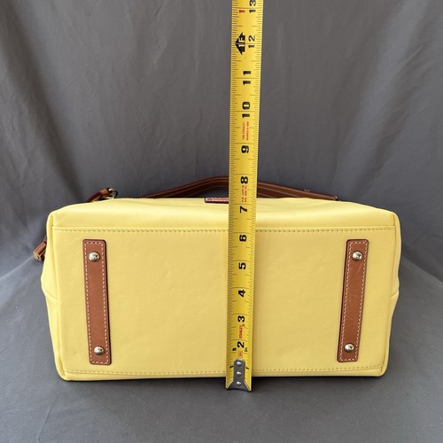 Sac à bandoulière Dooney & Bourke McKenzie Hobo JAUNE cuir florentin + portefeuille très bon état - Photo 10/24