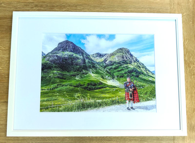 Scottish Piper, Glencoe, Scottish Highlands, Schottland A4 Druck im A3 Rahmen