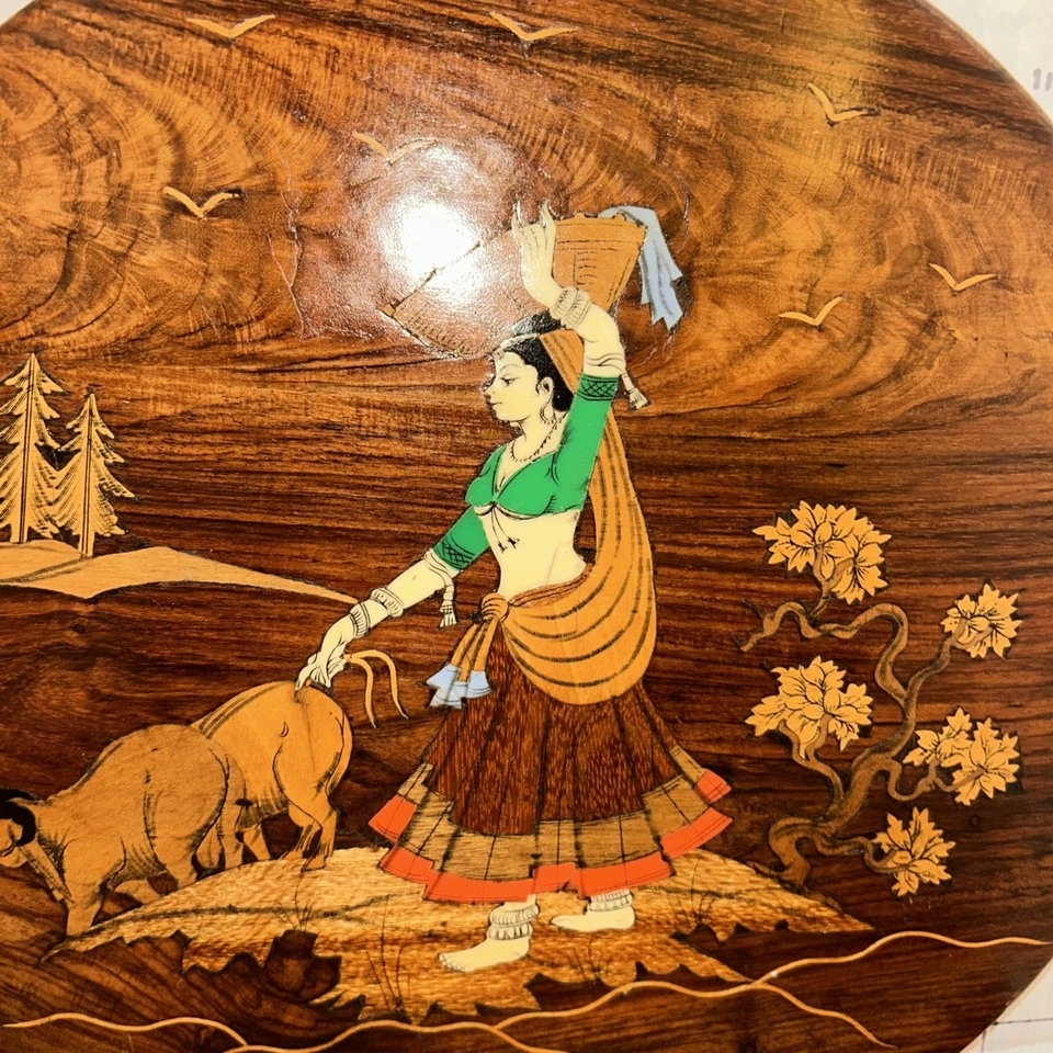 Incrustación de madera tallada marquetería arte popular colgante de pared mujeres trabajando 13" diámetro Foto 2 de 4