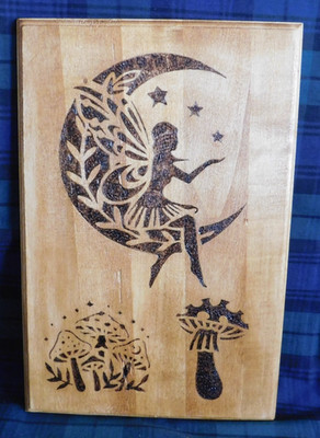 Schöne handgefertigte Pyrograph Fee und Pilze Fantasie Plakette