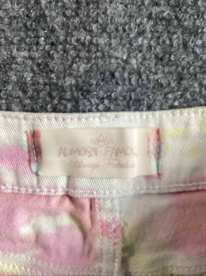 Pantalones Cortos Para Mujer Almost Famous Tie Dye Rosa Azul Amarillo Blanco Bolsillos Elásticos Foto 3 de 4