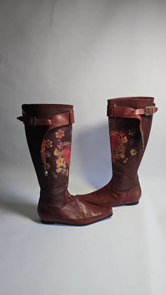Botas vintage MARITHÉ & FRANÇOIS GIRBAUD tamanho 7 marrom vermelho abaixo do joelho - Imagem 2 de 4