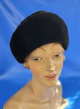 T 56 CHAPEAU ANCIEN N°25 VELOURS NOIR INTÉRIEUR FEUTRE FORME DE TOQUE À L’AVANT