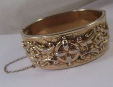 Vintage VICTORIAN REVIVAL REPOUSSE GOLD TONE PLATE HINGED BANGLE BRACELET