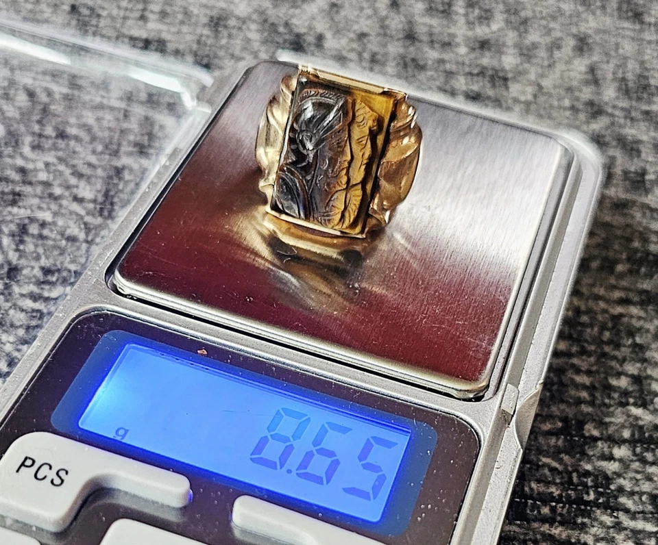 Anillo vintage de oro de 10K para hombre con camafeo de ojo de tigre tallado | Doble cara de guerrero  Foto 2 de 4