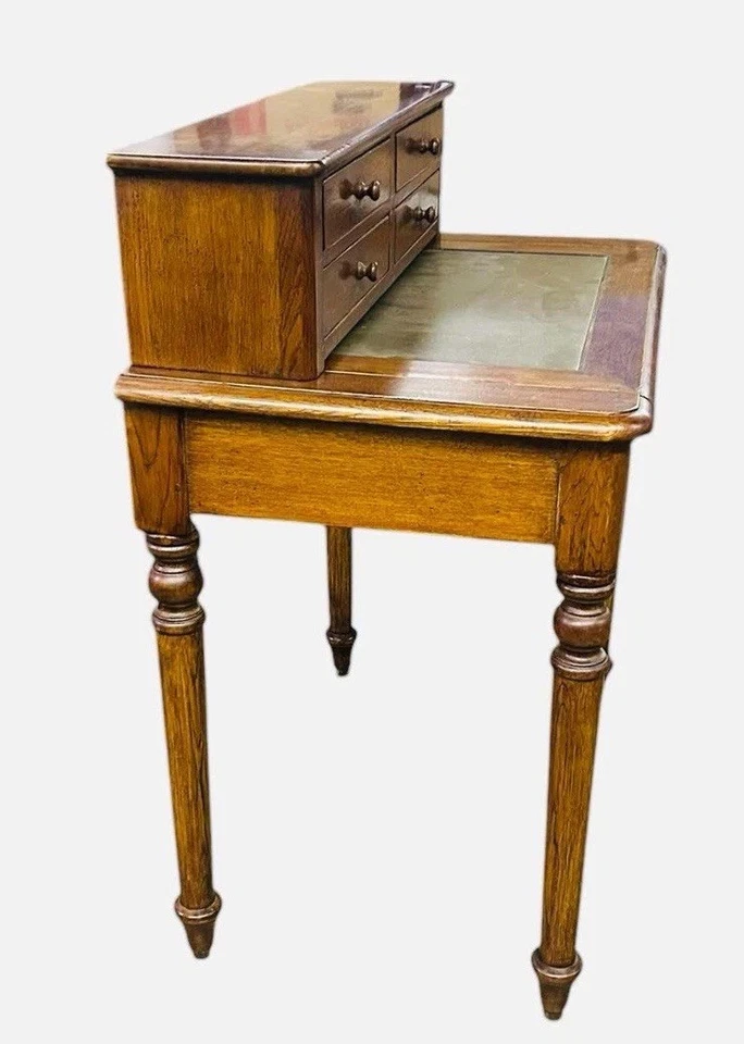 Escritorio estilo Sheraton de nogal temprano con patas altas torneadas y tapa de cuero Foto 2 de 3