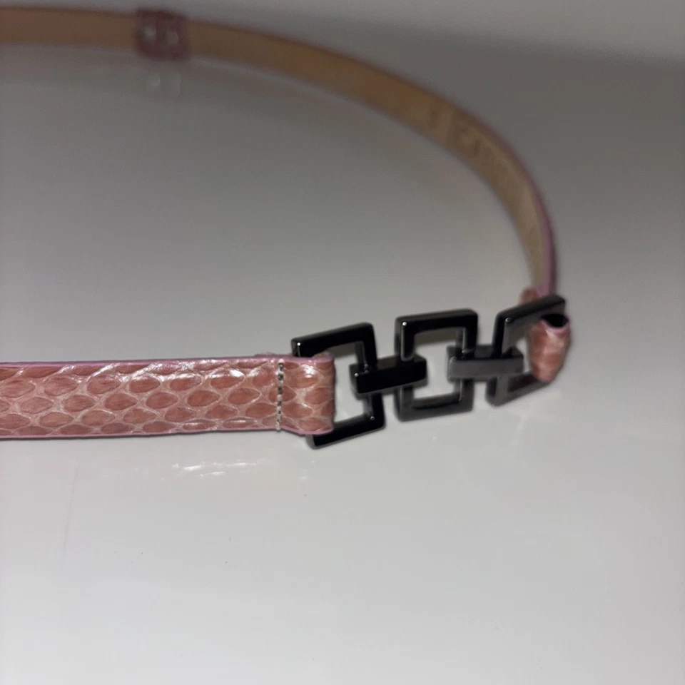 "Cinturón para mujer Carlisle de colección talla S cuero en relieve hebilla plateada 33"" rosa clásico" Foto 3 de 4