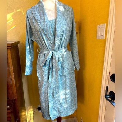 Ruffle me to sleep 2 piece nightgown and robe sleep wear set. Small