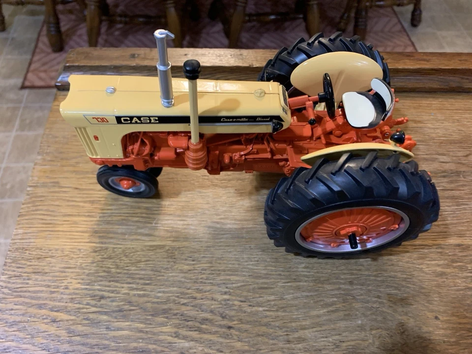 Ertl Case 730 Tractor With Narrow Front Collector Edition. 1/16 Scale - Image 3 of 4