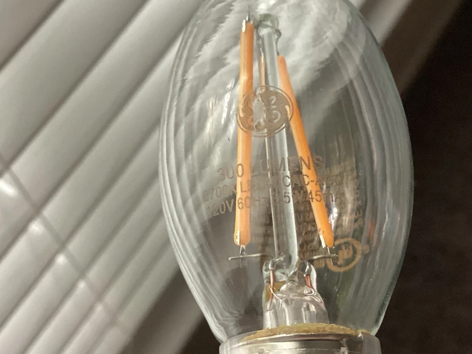 Bundle of 6 Candelabra LED light bulbs (4 Sylvania 350LM, 2 GE 300LM) - Image 3 of 4