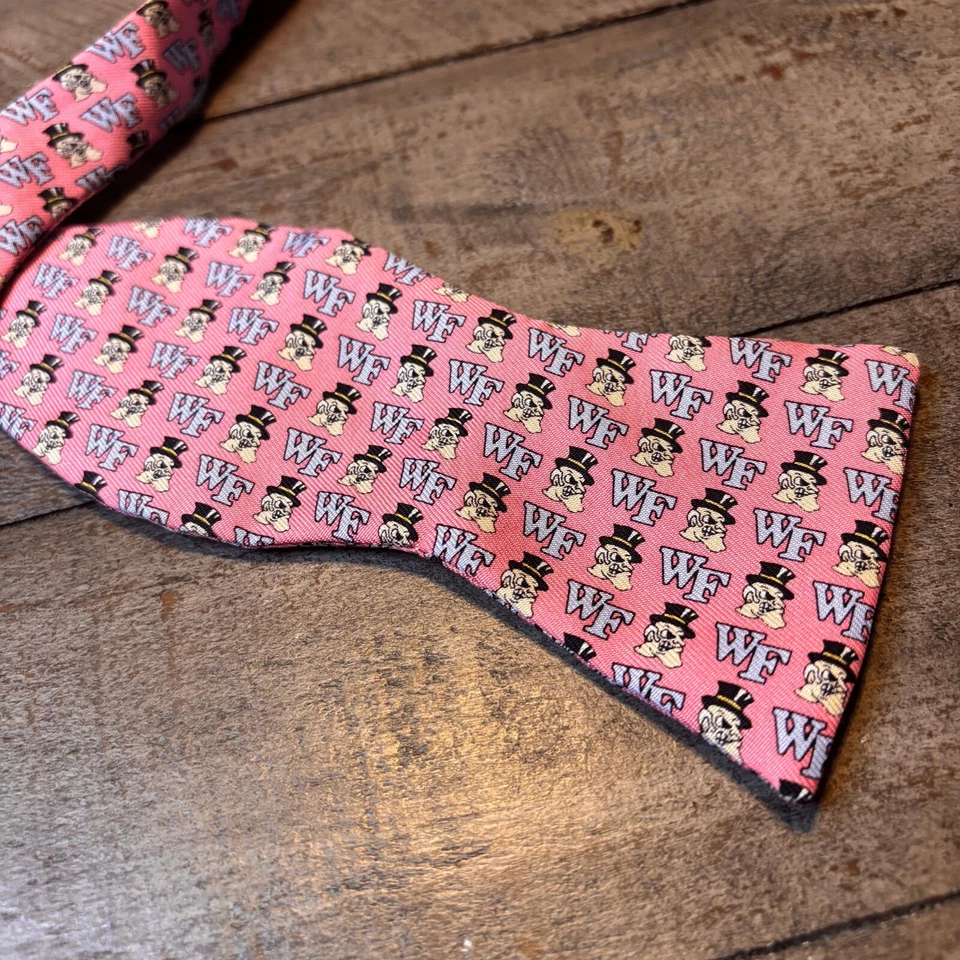 Pajarita rosa colección personalizada Vineyard Vines Wake Forest University Foto 2 de 4