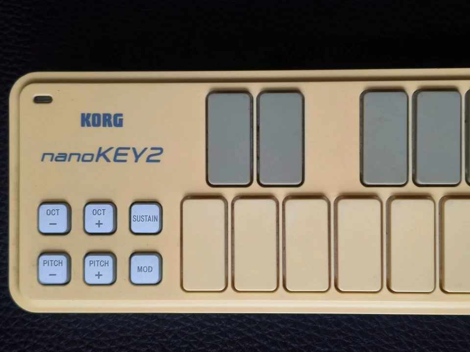 Korg nanoKEY2 – Compact USB MIDI Keyboard – Perfect Condition -Yellow - Immagine 2 di 4