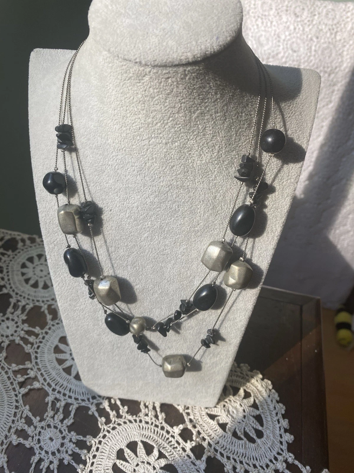 VETEMENTS Collana in filo stratificato con perline nere e metalliche