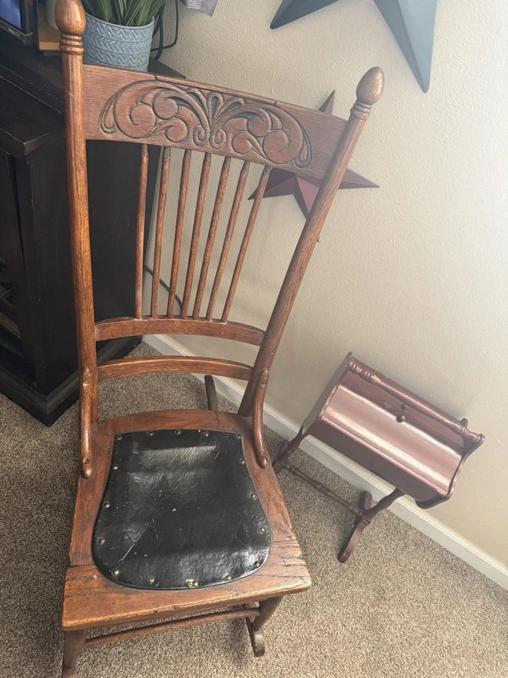 Mecedora vintage de madera con asiento de cuero Foto 3 de 3