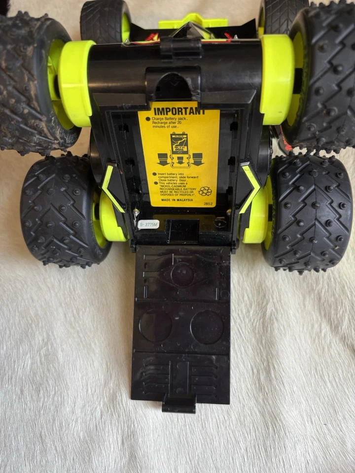 Tyco Triple Wheels 6.0V Jet Turbo RC Car - With Remote And 2 Batteries Untested - Image 4 of 4