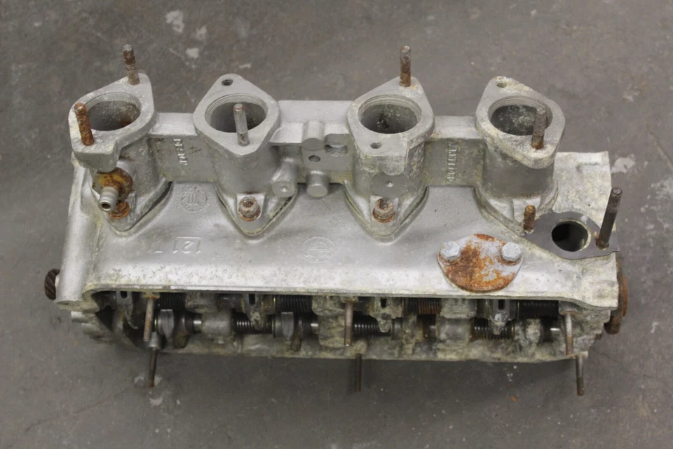 Un cabezal de motor usado para BMW 2000 CS E9 1970 Foto 3 de 4