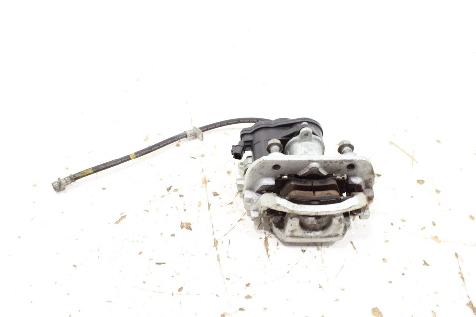 PINZA DE FRENO TRASERA DERECHA PASAJERO TOYOTA PRIUS 2023-2024 OEM Foto 3 de 4