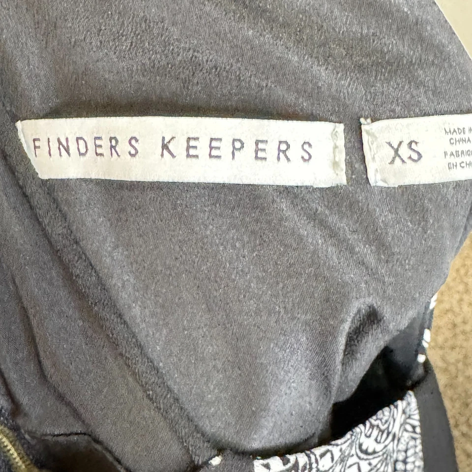 Bermuda Finders Keepers preta branca estampa de bandana macacão forrado tamanho XS - Imagem 2 de 4