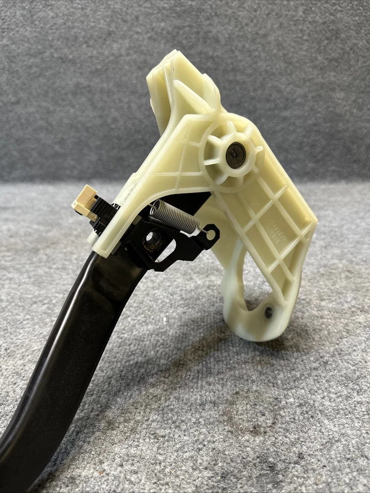 2013-2016 BMW 320I F30 FRONT FLOOR BRAKE STOP PEDAL & SUPPORT MOUNT BRACKET OEM - Image 3 of 4