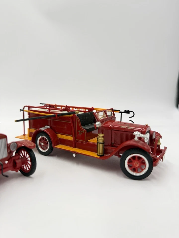 Signature Models 1928 DieCast REO Fire Engine Red 1/32 &Chicago Fire dept 2 Pcs - Image 3 of 4