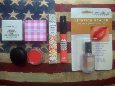 MAC Lippenbalsam in 'Purring', der Balm Lipgloss in 'POP' & Mehron Lippenstiftversiegelung