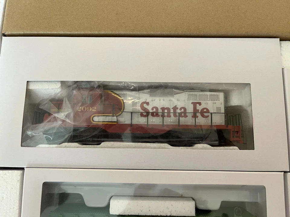 Walthers Trainline Ready For Fun Train Set 931-870 ATSF - Image 3 of 4