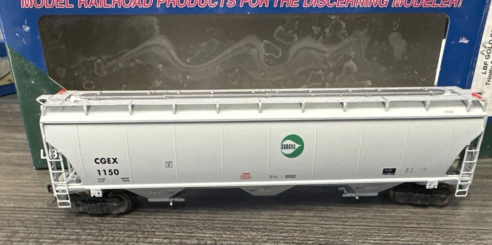 LBF Gold Series RTR HO Scale 2113 Trinity 5161 Grain Hoppers CGEX Cargill 1150 - Image 3 of 4