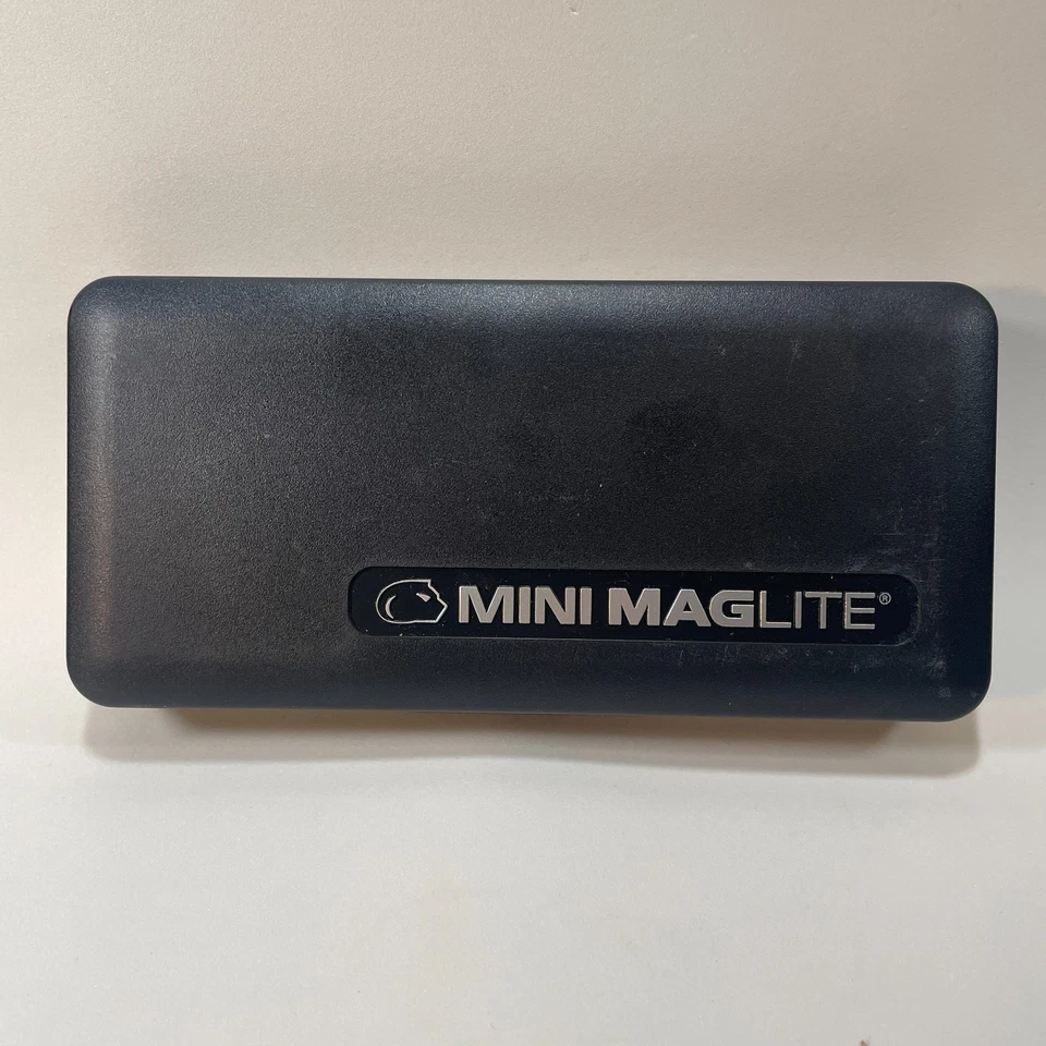 Linterna Maglite Mini LED 2 Celdas AA con Funda, Gris Foto 2 de 4