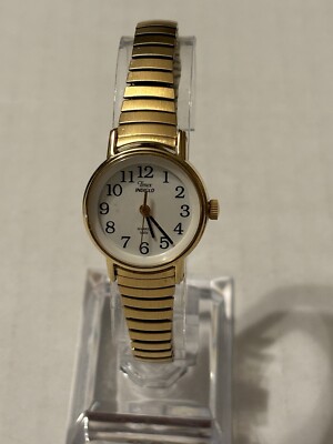 Vintage Timex Women\'s Gold Tone Small Round Bracelet Watch Vintage Small Timex Watch for Ladies | Round Dial Gold-tone  main image 3