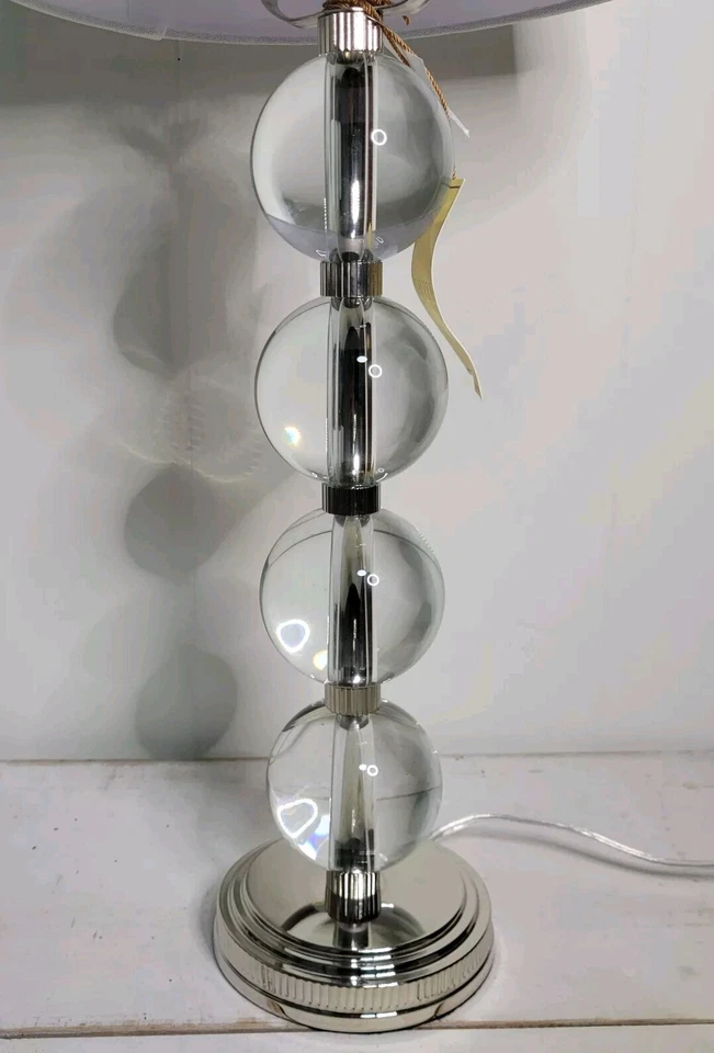 LUMINÁRIA DE MESA RALPH LAUREN FARRAH CORTE CRISTAL COLUNA DE VIDRO GRAVADO com SOTAQUE PRATA - Imagem 3 de 4