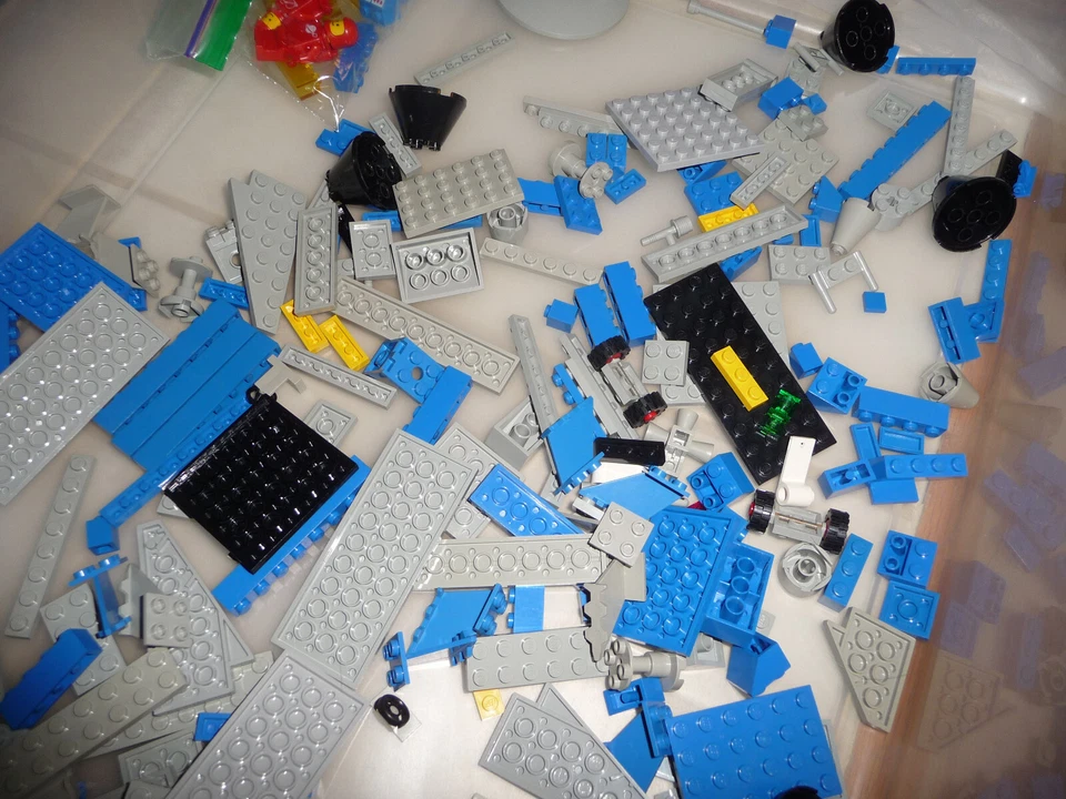 1979 Lego Classic Space 497 Galaxy Explorer mostly complete, NO base plates NICE - Image 4 of 4