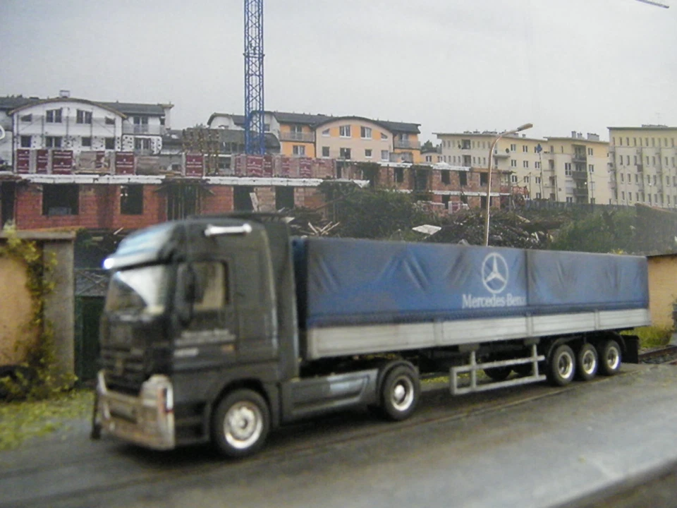 Mercedes Actros - 1:87 Herpa - rimorchio 3 assi, sporcato patinato elaborato - Immagine 4 di 4