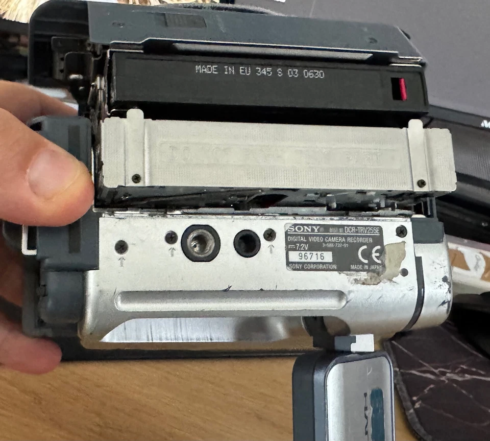 SONY Handycam DCR-TRV255E - Caméscope - 20x zoom optique - Digital8 - 540 KP - Photo 2/4