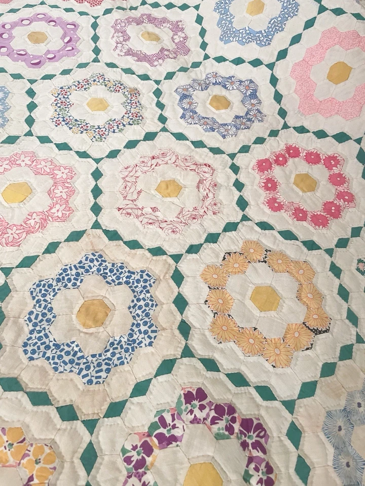 Vintage 1930s Hand pieced Feed sack Grandmother’s Garden Quilt - Image 4 of 4