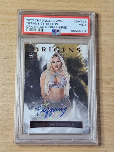 2023 Panini Chronicles WWE Origins Red Tiffany Stratton Auto SP PSA 9 POP 3 - Bild 3 von 4
