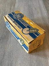 Vintage GE Lamps Advertising Box w/t 8 Bulbs 2.5V .30A for Two Size D Cell