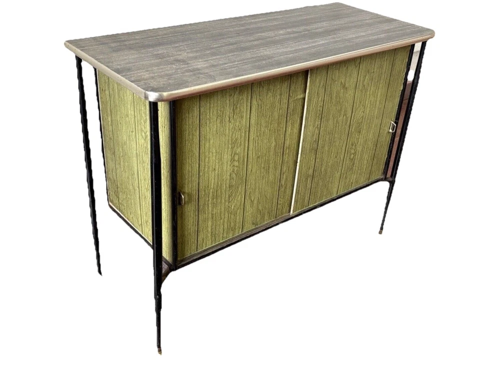 Gabinete de acero moderno de mediados de siglo con patas de diseño italiano estuche exterior Foto 3 de 4