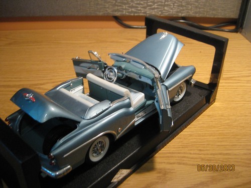 1/18 1953 BUICK SKYLARK CONVERTIBLE , L. METALLIC BLUE BY MOTOR WORKS #73129 - Picture 18 of 22