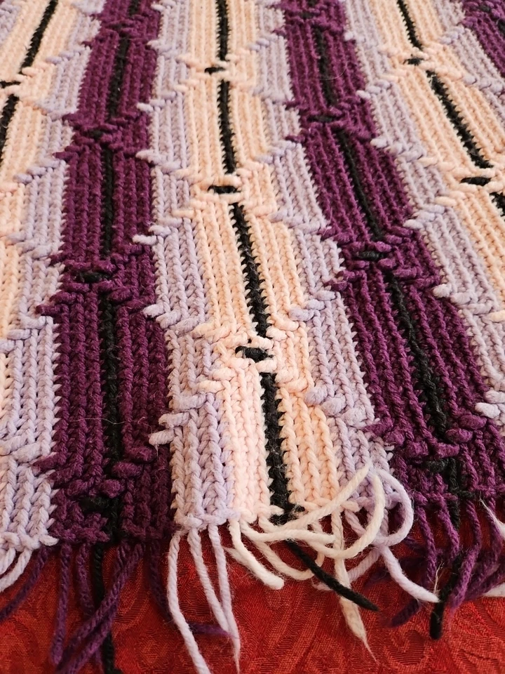 Manta afgana vintage hecha a mano de ganchillo flecos, 72" X 63", púrpura, rosa y negro Foto 2 de 3
