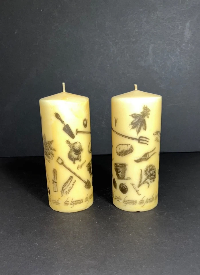 Rosalind Walshe Juego de 2 Velas Pilar Amarillas Rústicas Lengua Francesa ~ SIN USAR Foto 2 de 4