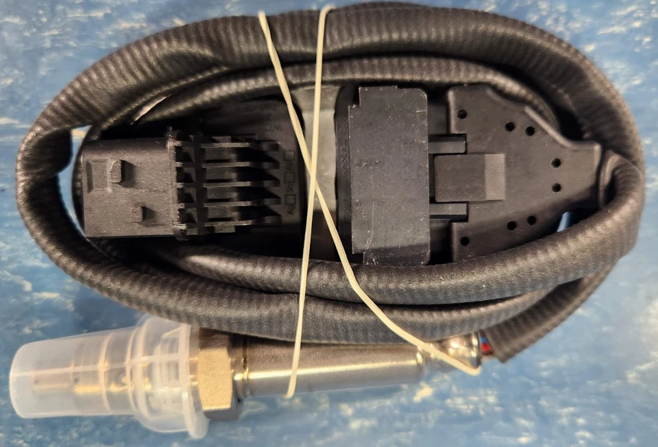 Sensor de escape Hella nitrógeno oxígeno NOx 4326874 Kenworth Cummins ISX Foto 2 de 3