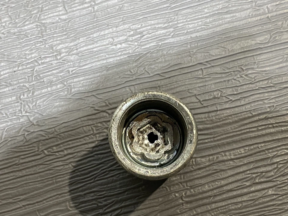 🔅 Juego de tuercas y bloqueo de rueda Ford Fusion SE HYBRID 2018 2,0 L 4 ruedas OEM Foto 3 de 4