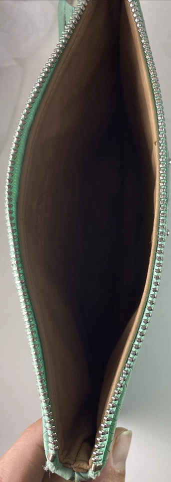 GiGi New York Mujeres Eucalipto Todo en Uno Cluch Verde azulado Clima Borla Cremallera Foto 4 de 4