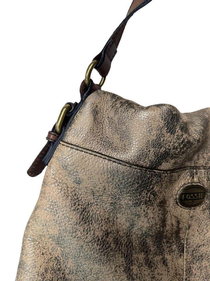 Bolso de hombro plegable de cuero marrón dorado metálico Fossil Foto 3 de 4