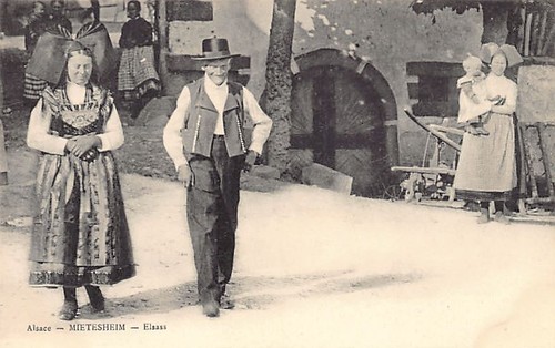 France - Mietesheim - Couple alsacien en costume folklorique - Revue
