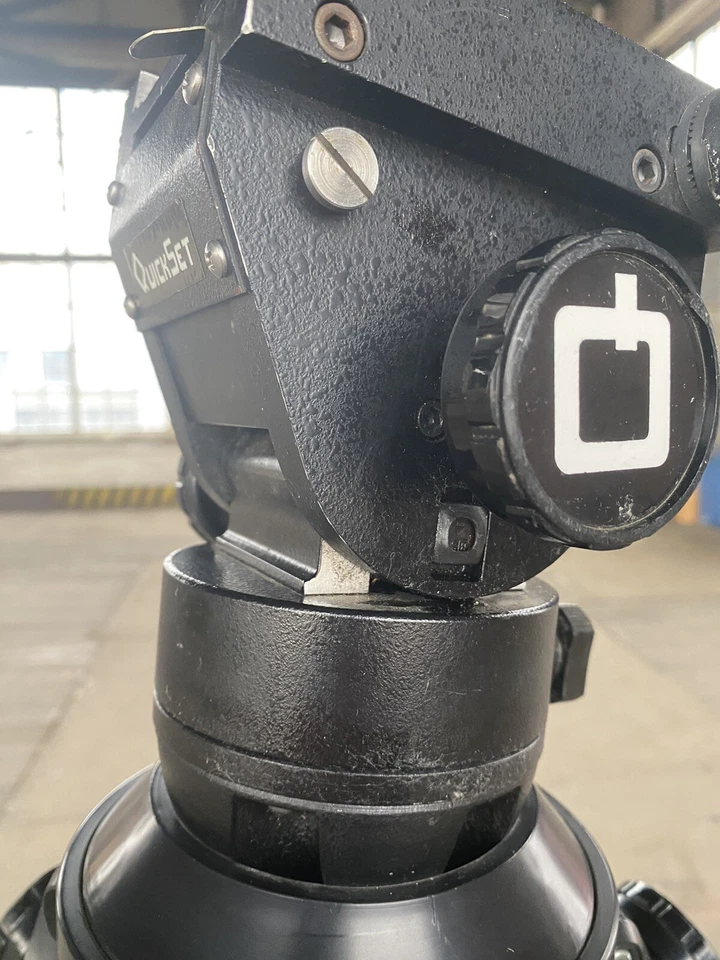 QUICK SET INTERNATIONAL HEAVY DUTY TV / VIDEO TRIPOD with QUICKSET FLUID HEAD - Image 2 of 4