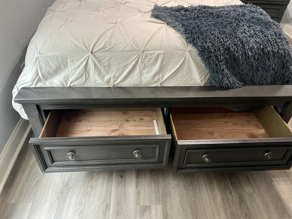 Juego de dormitorio queen a juego Foto 2 de 4