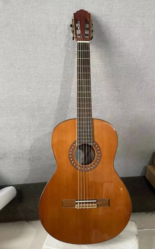 6-String Classical Guitar – Solid Red Cedar Top, Mahogany Back & Sides, Right-Handed, Includes Gig Bag